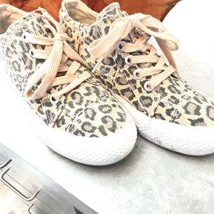 Sneakers, zip side~ good condition